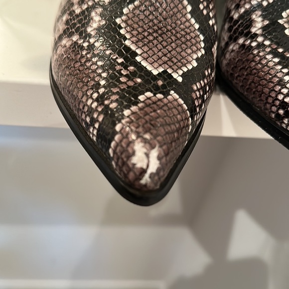 Blondo Emelia Snakeskin Print Waterproof Pointed Toe Booties Boots Shoes Snake - Picture 5 of 11